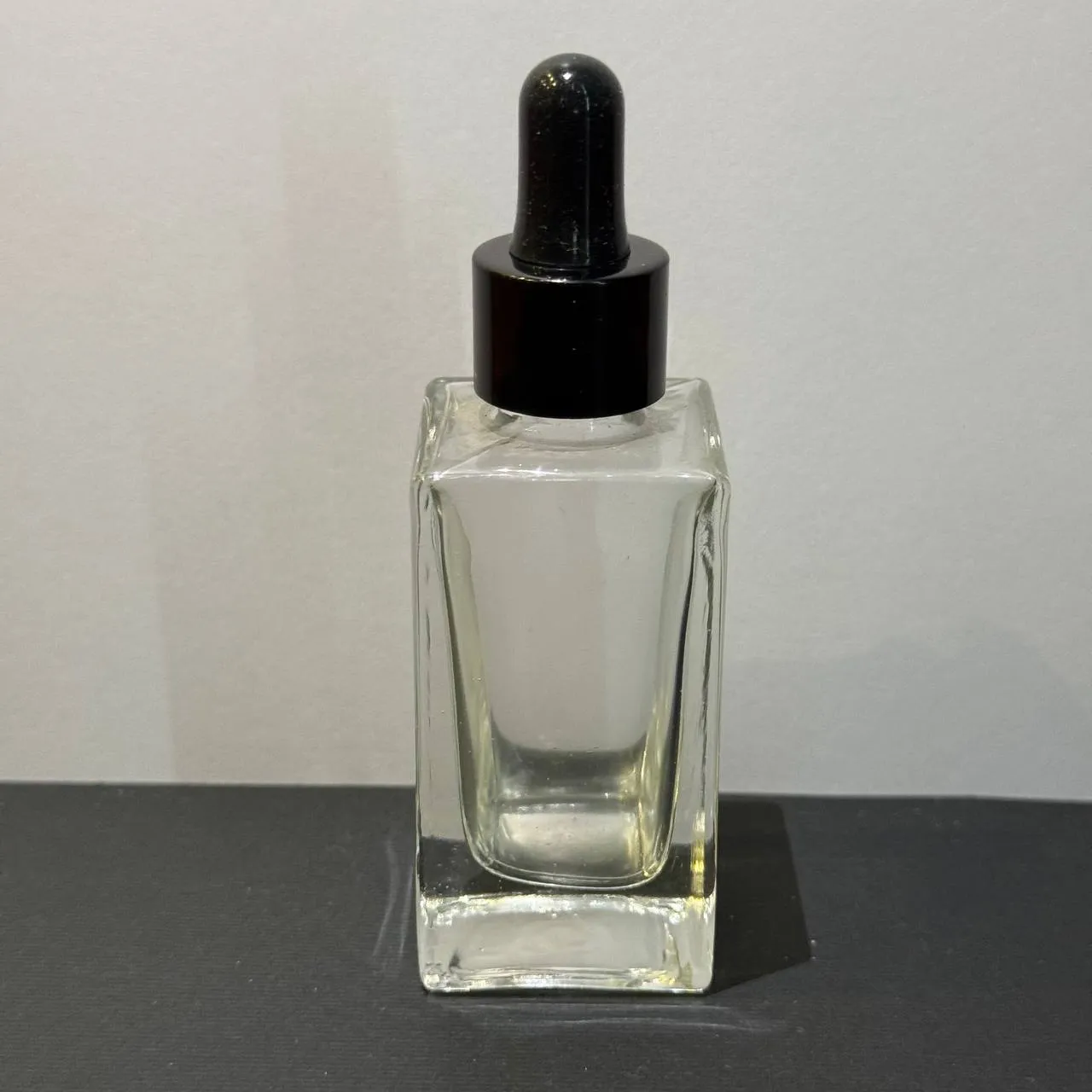 شیشه ۳۰ میل با قطره‌چکان برای بسته‌بندی اسانس و سرم | مناسب برای مصارف آرایشی و دارویی | پلاتیک پلاست