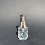 بطری لاک ۱۵ میل شفاف با درب مشکی و فرچه داخلی، مناسب نمایش رنگ دقیق لاک و بسته‌بندی حرفه‌ای