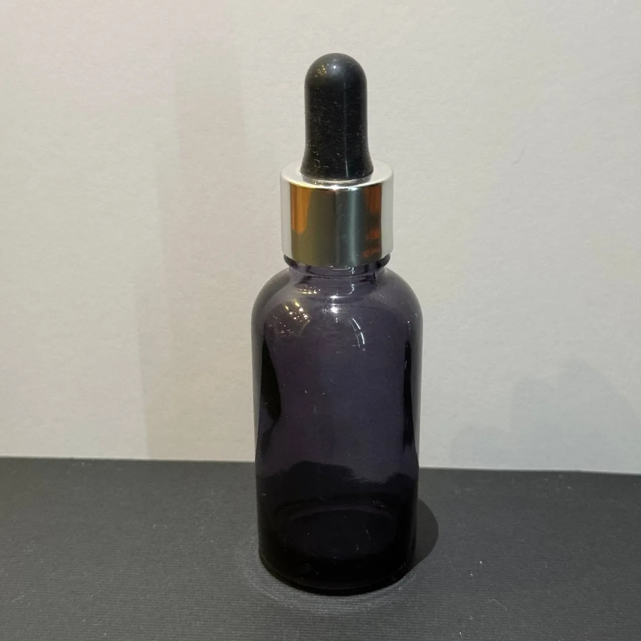 photo_۲۰۲۵-۰۵-۱۸_۱۰-۵۸-۲۰ شيشه ۳۰ ميل دودي همراه با قطره چکان مشکی کروم - Image 1