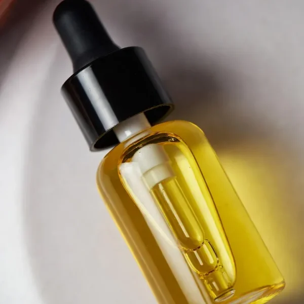 قطره‌چکان پلاستیکی با نازل تیز مناسب روغن آرایشی