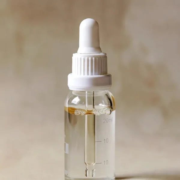 قطره‌چکان پلاستیکی با نازل تیز مناسب روغن آرایشی