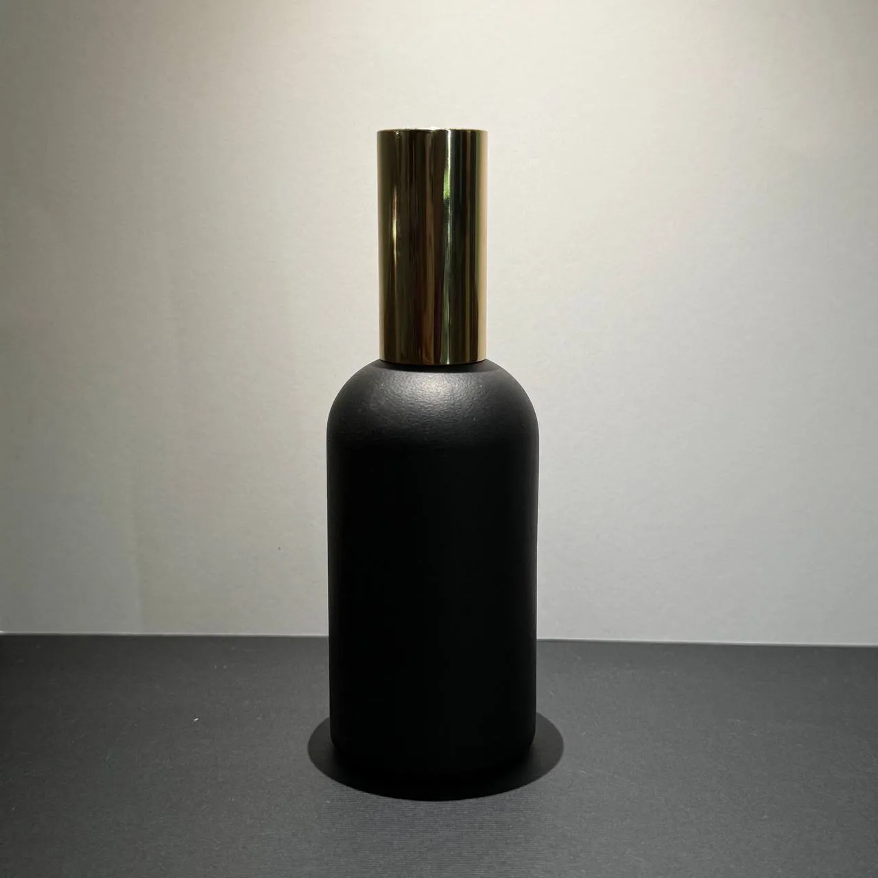 photo_۲۰۲۵-۰۵-۱۱_۱۰-۲۰-۳۶ شیشه ۱۰۰ میل مشکی با غلیظ پاش مسی