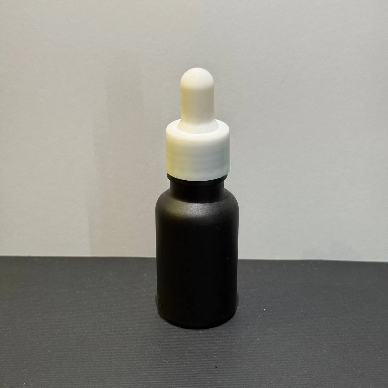 photo_۲۰۲۵-۰۵-۱۸_۱۰-۵۸-۰۹ شيشه مشكي 30 میل همراه با قطره چکان سفید - Image 1