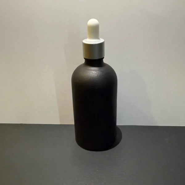 شيشه مشكی 100 میل با قطره چکان کروم مخصوص بسته‌بندی اسانس، روغن گیاهی و سرم‌های مراقبتی