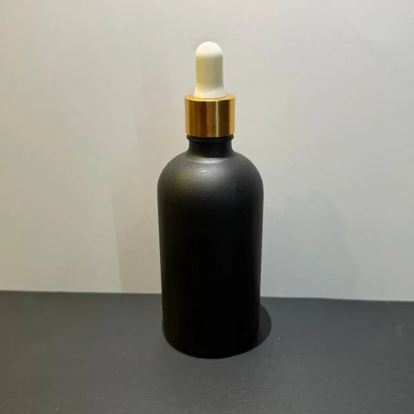 شيشه مشكي 100 میل با قطره چکان طلایی مخصوص بسته‌بندی اسانس از پلاتیک