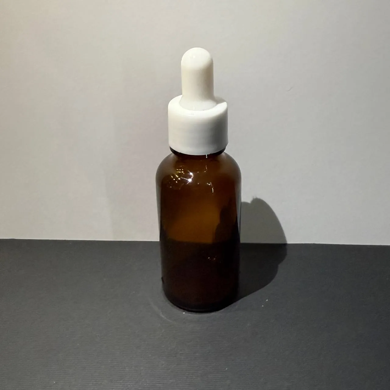 photo_۲۰۲۵-۰۵-۱۸_۱۰-۵۹-۳۹ شیشه قهوهای 30 میل همراه با قطره چکان سفید - Image 1