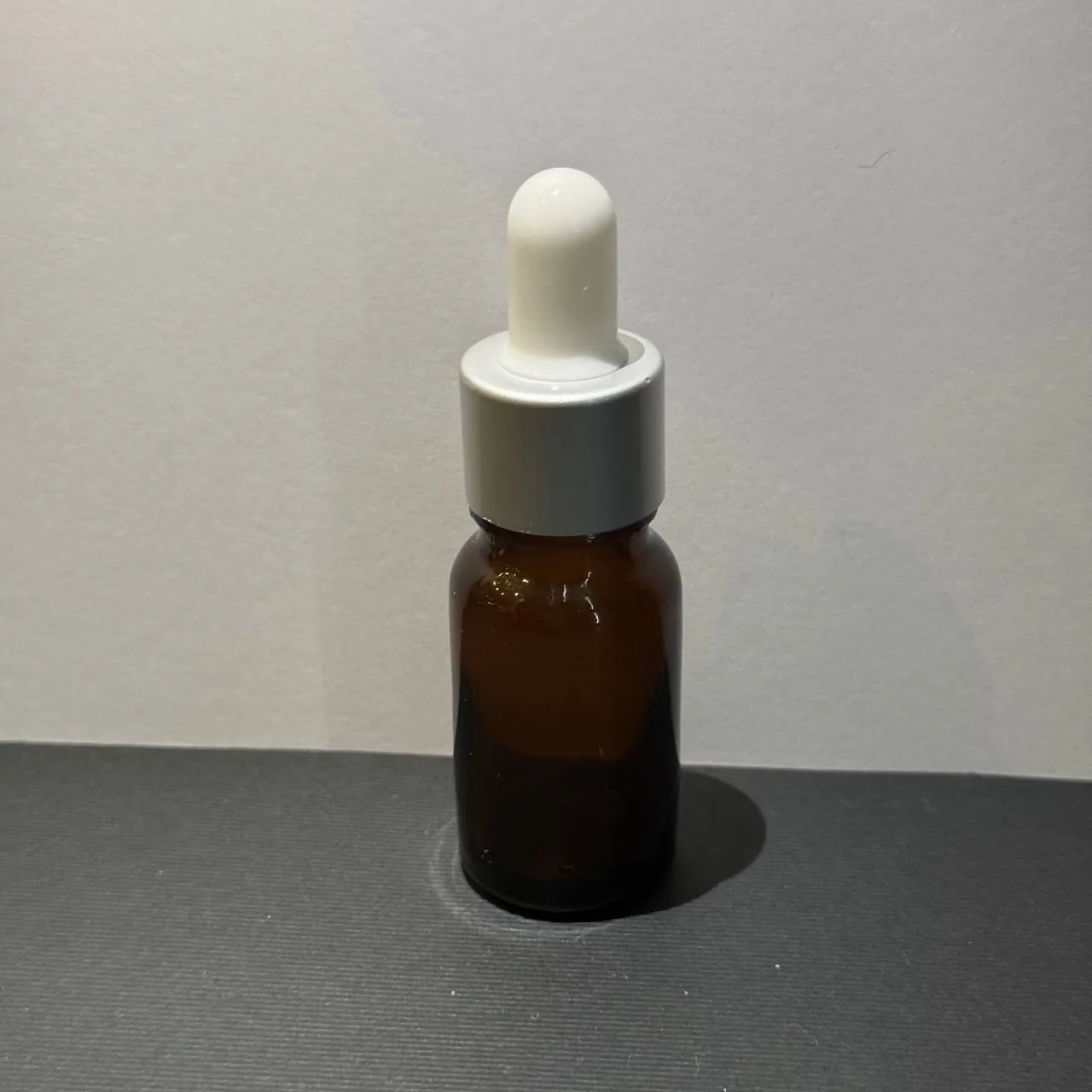 photo_۲۰۲۵-۰۵-۱۸_۱۱-۰۰-۱۴ شیشه قهوهای 30 میل همراه با قطره چکان سفید کروم - Image 1