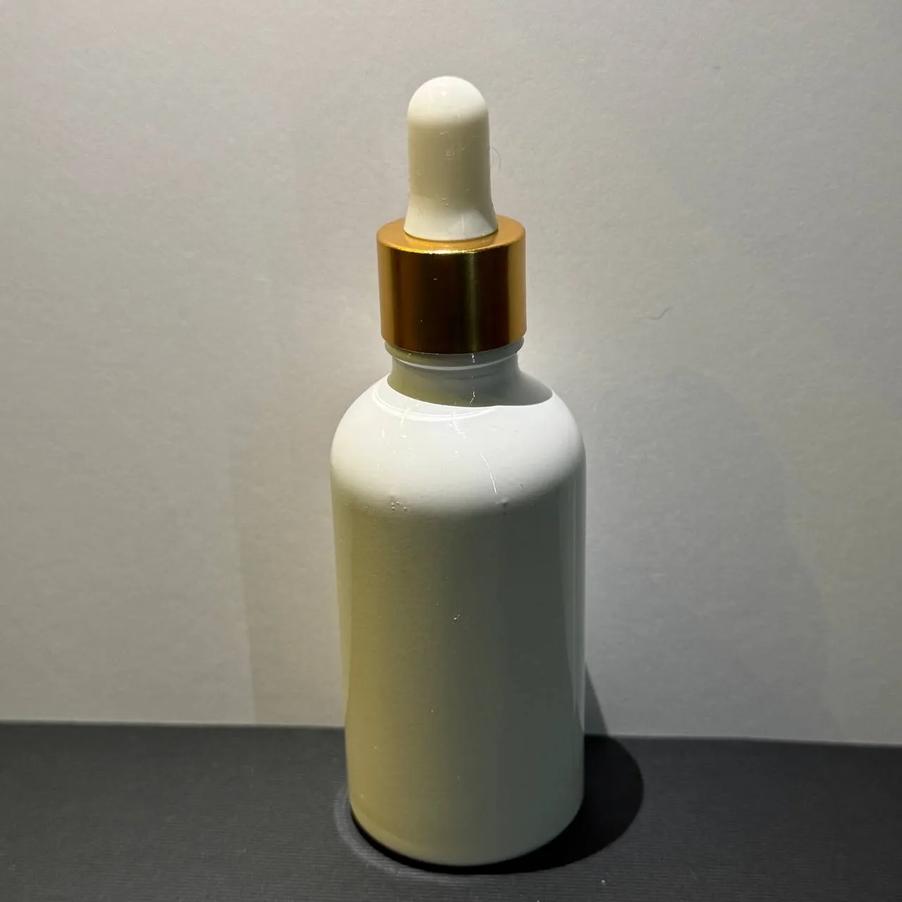 photo_۲۰۲۵-۰۵-۱۸_۱۱-۰۰-۵۶ شيشه سفيد 50 میل همراه با قطره چكان سفید طلایی - Image 1